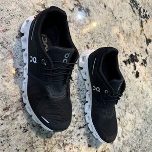 ONCLOUD RUNNING SHOES